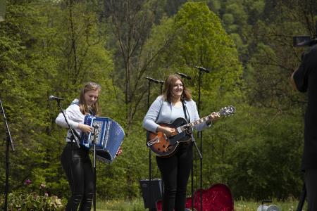 Gimnazijki , glasbeni nastop